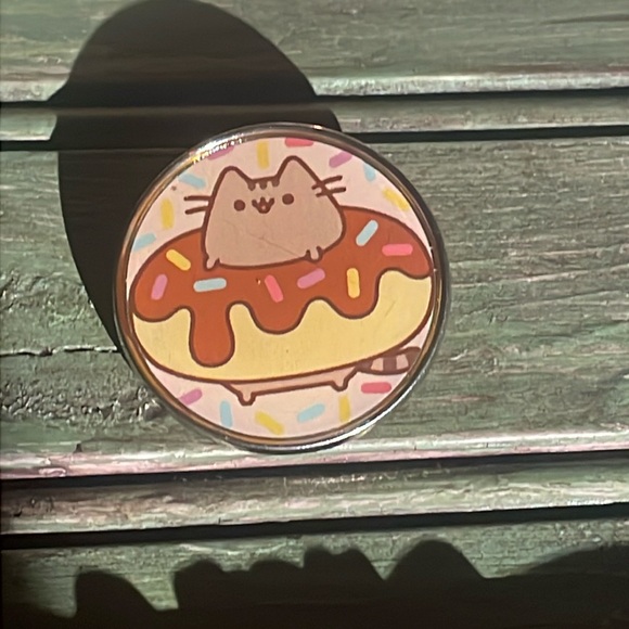 Donut Cat brooch - Picture 1 of 2